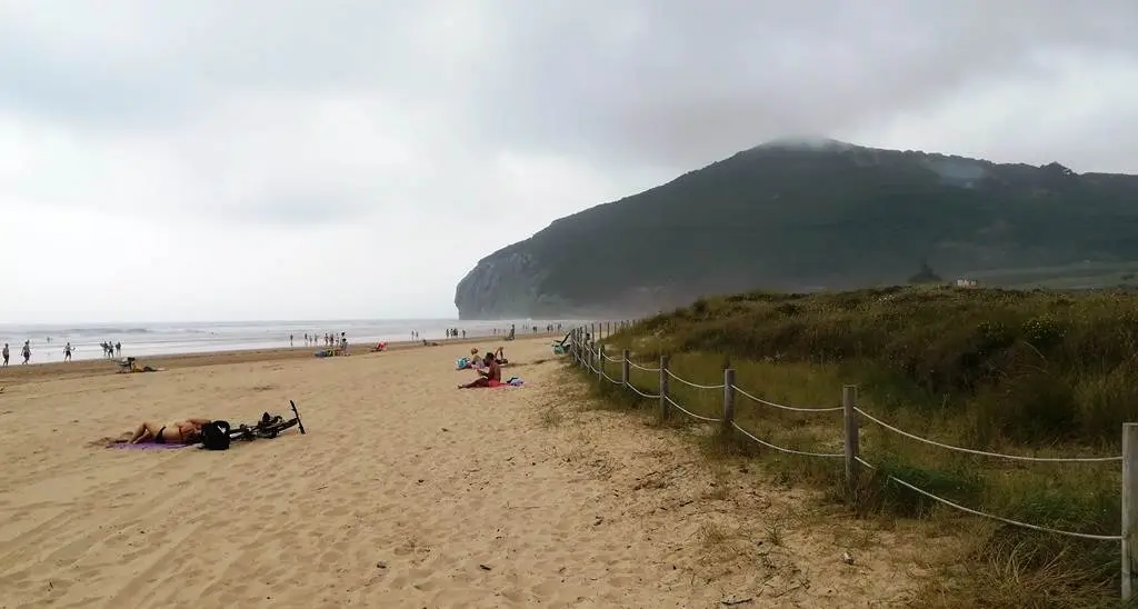 Las dunas y el arenal de la playa de Berria, en Santoña. R.A.