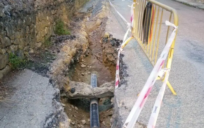 Obras de suministro de agua en Queveda, en Santillana del Mar.