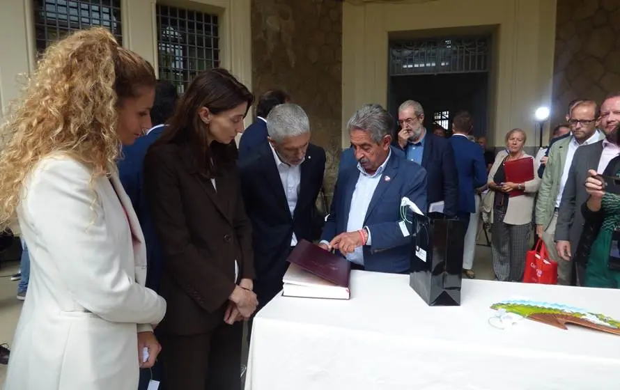 El presidente de Cantabria entregó unos regalos a los ministros. R.A.