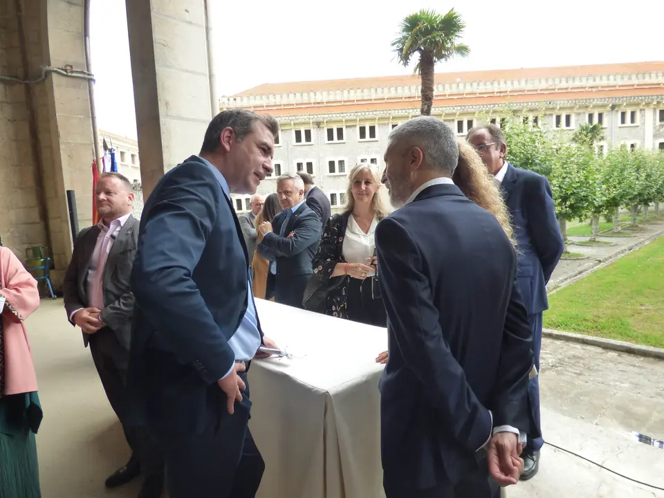 El alcalde de Santoña junto al ministro de Interior. R.A.