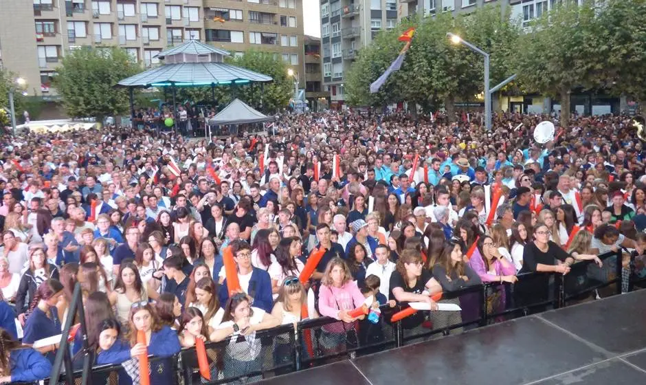 Numerosos público de concentró en la Plaza de San Antonio, en Santoña. R.A.