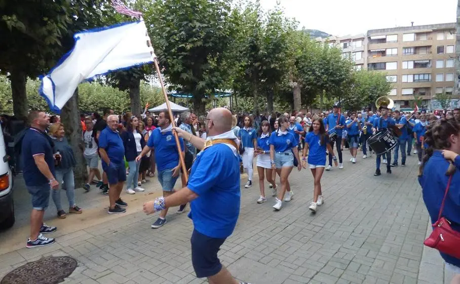 La Peña Juan de la Cosa llegó tocando al lugar del pregón. R.A.