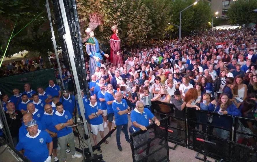 Los integrantes de la Peña Juan de la Cosa también siguieron el pregón desde abajo. R.A.