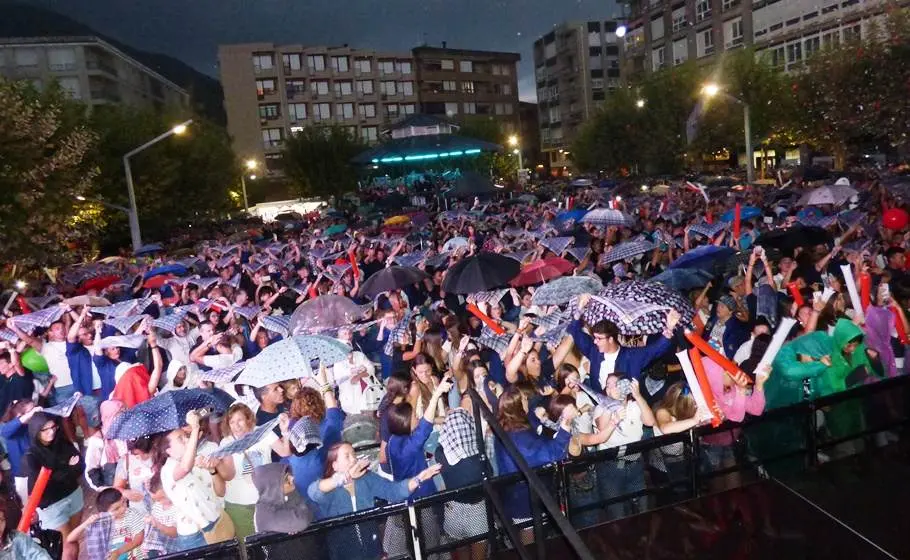 No faltaron los pañuelos de fiestas en alto. R.A.