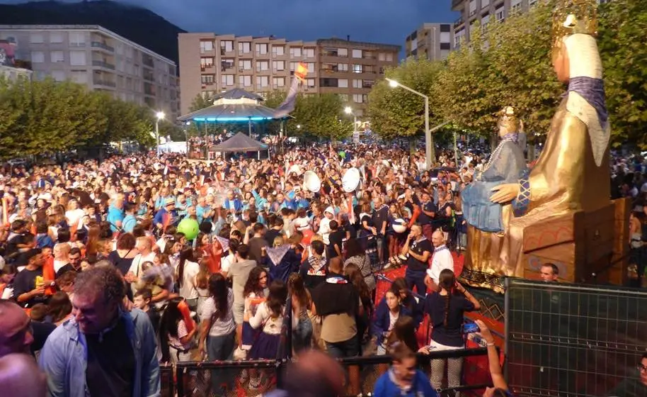 El público disfrutó con el pregón. R.A.