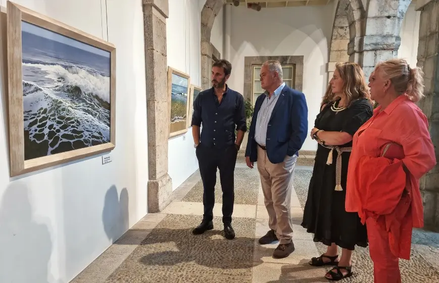 Un momento de la inauguración en el patio del Parlamento de Cantabria.