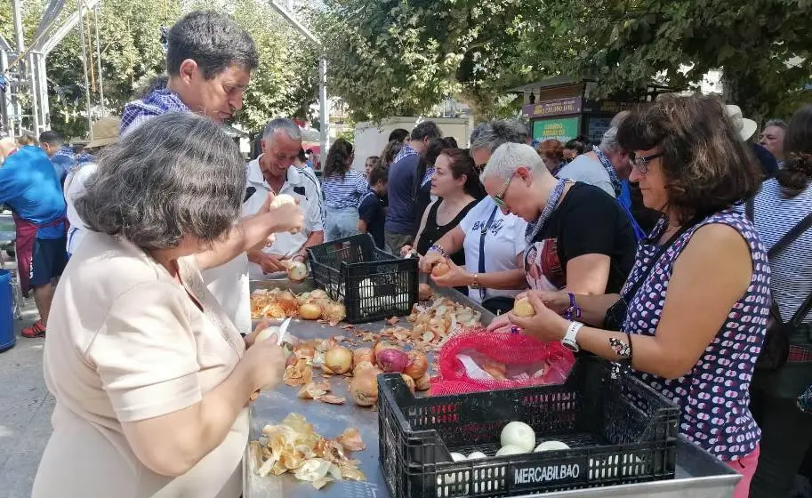 Los vecinos se animan a participar en los preparativos de la Marmitada. R.A.