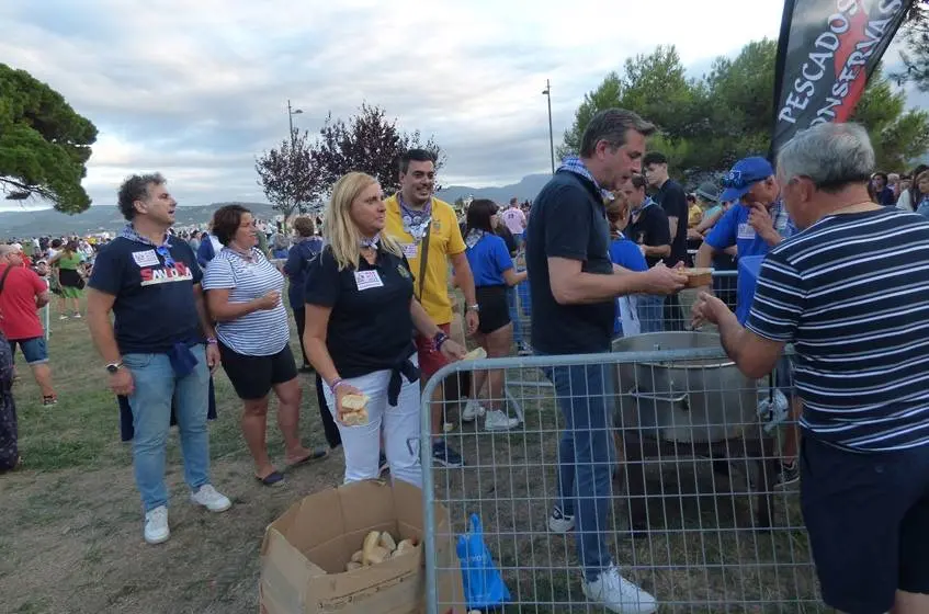 El alcalde Sergio Abascal sirvió también las raciones de marmite. R.A.