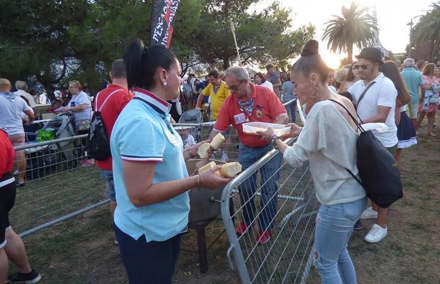 El pan y la bebida acompañaron al plato marinero. R.A.