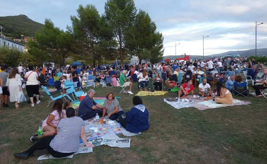 Los santoñeses y visitantes se concentraron en la campa del Glasis. R.A.