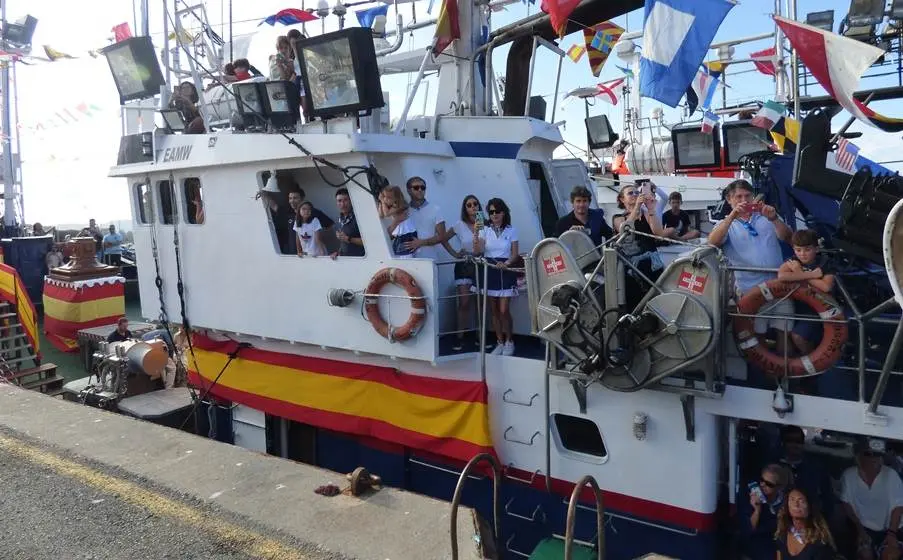 Los vecinos y visitantes embarcaron en los barcos para dar un paseo por la Bahía de Santoña. R.A.