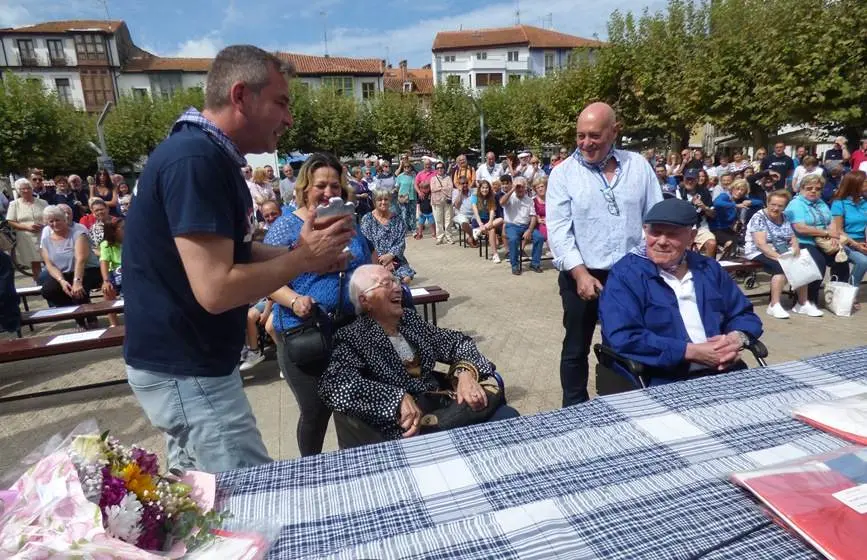Homenaje al marinero mayor en la Plaza de San Antonio. R.A.