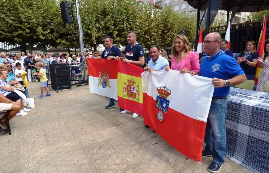 Entrega de las banderas a las embarcaciones del Cabildo santoñés y a la Cofradía de Pescadores. R.A.