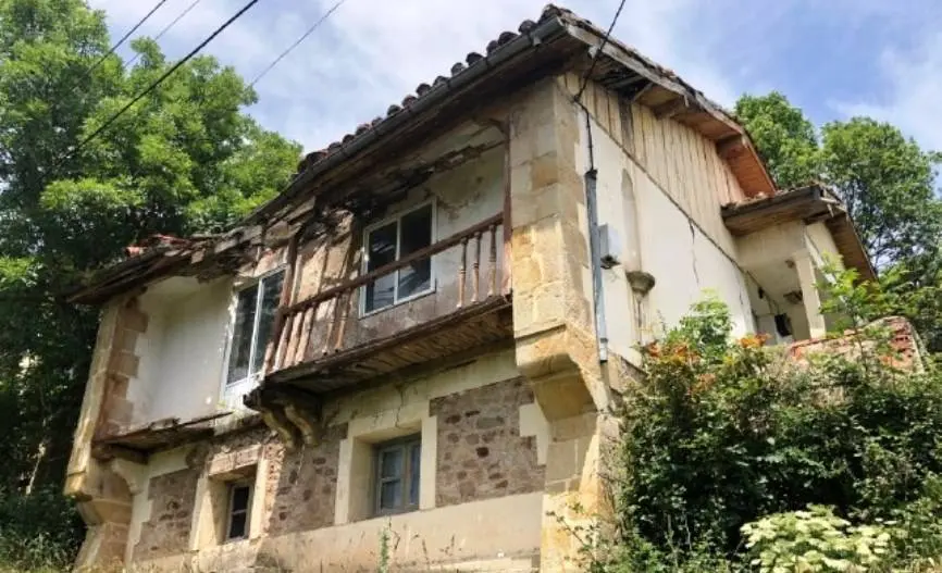 Edifico escuela de Fontibre en Hermandad de Campoo de Suso.