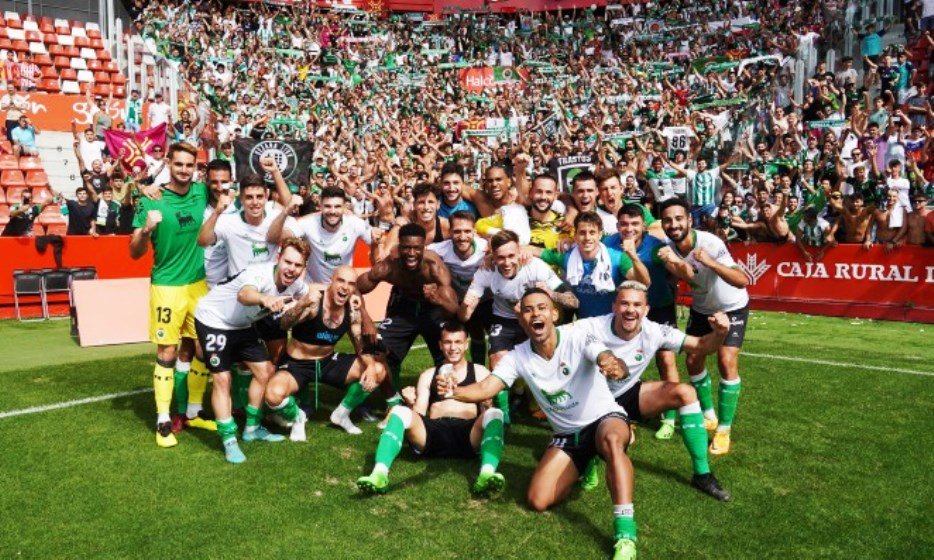 Los jugadores disfrutaron dela victoria en Gijón.