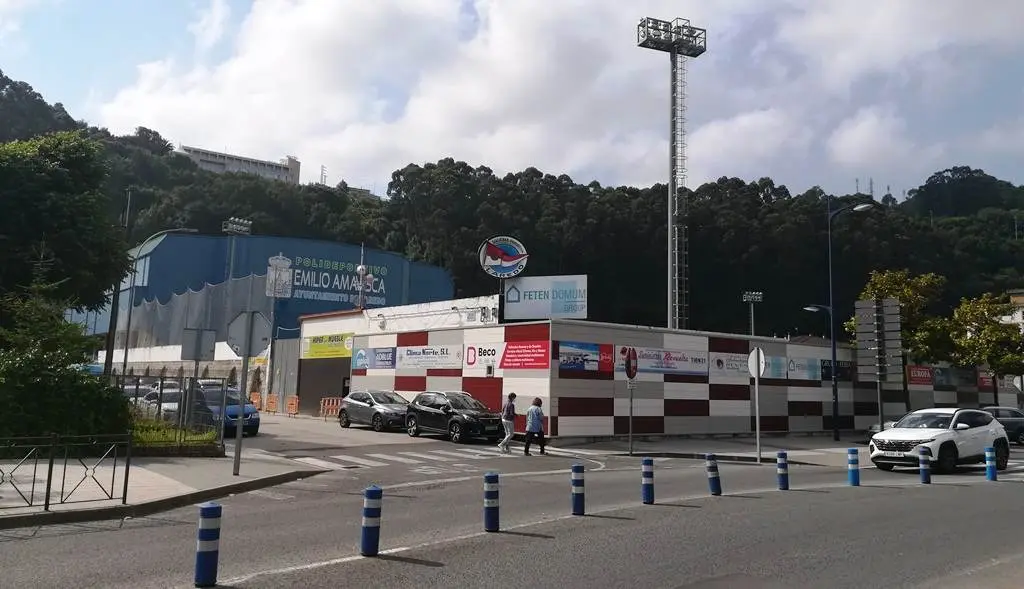 Campo de fútbol y polideportivo en Laredo. R.A.