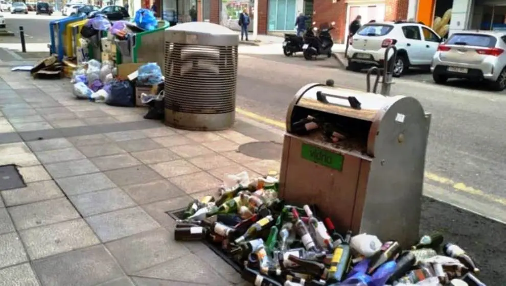 Basura junto a los contenedores en Santander.