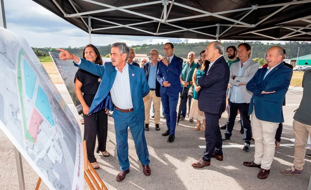 las autoridades políticas observaron las obras de urbanización en el polígono de Val de San Vicente.