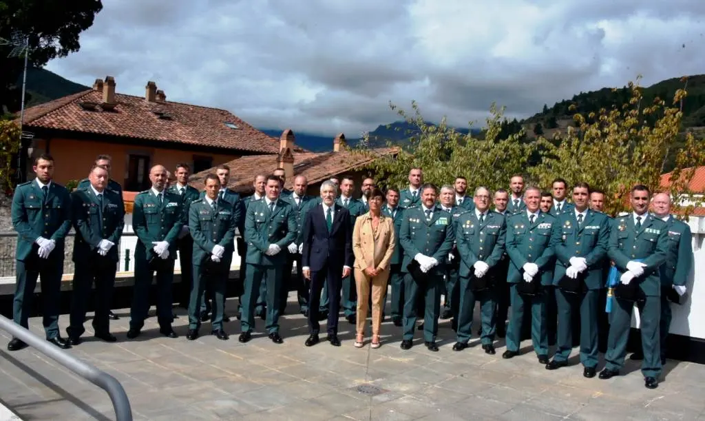 El ministro del Interior, Fernando Grande-Marlaska, con los guardias civiles.