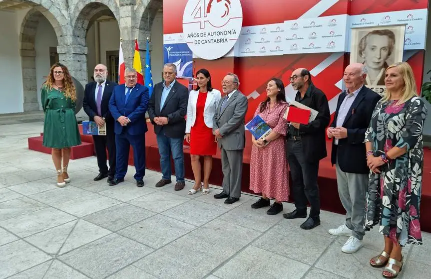 El Parlamento acogió el homenaje a la psicóloga Mercedes Rodríguez.