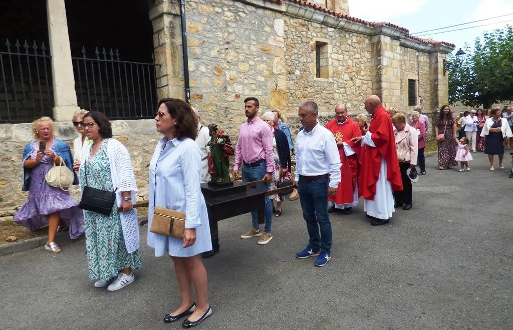 Vecinos y autoridades políticas en la procesión de San Mateo. R.A.