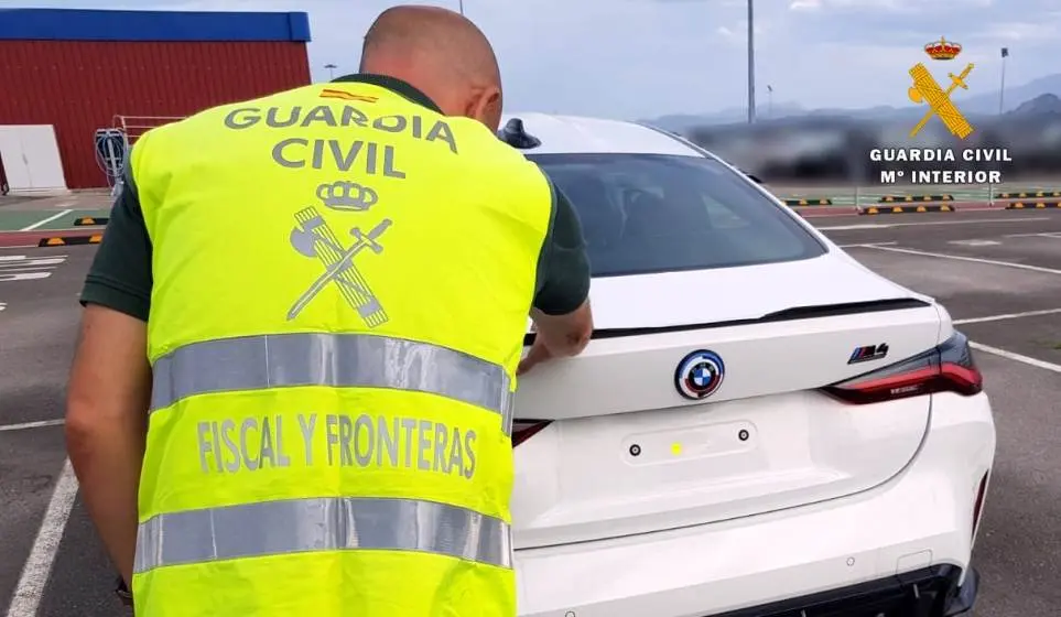 Coche de gama alta recuperado en Raos.