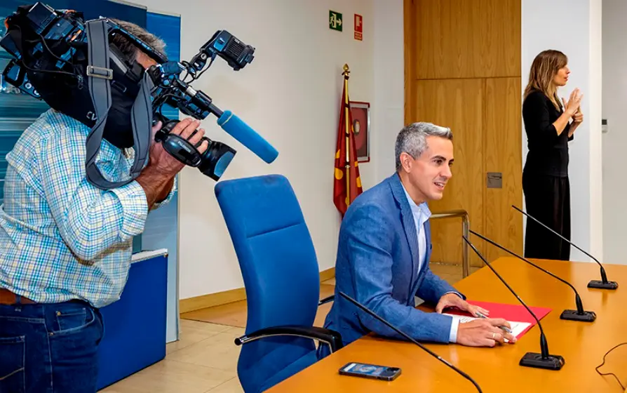 El  vicepresidente regional, Pablo Zuloaga, en la rueda de prensa.