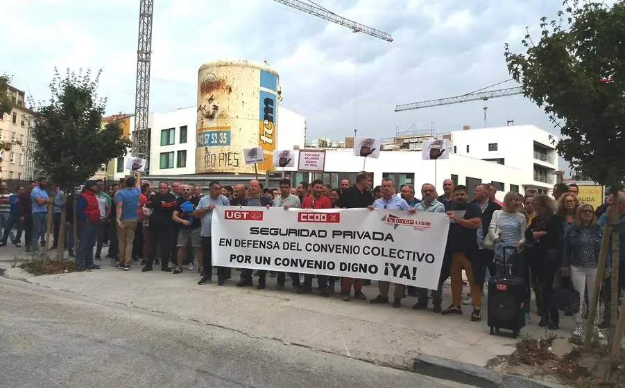 Contratación frente a la puerta principal del Parlamento de Cantabria.