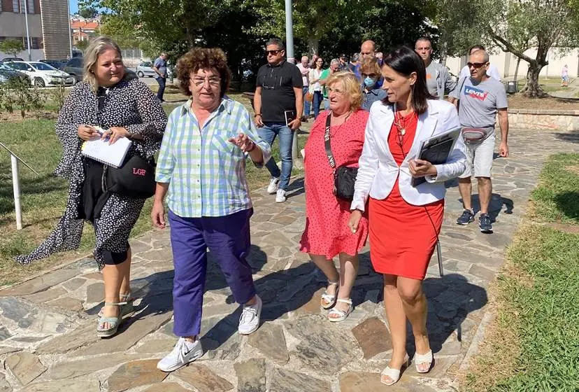 La alcaldesa y representantes de la Asociación de Vecinos del Alisal, en Santander.