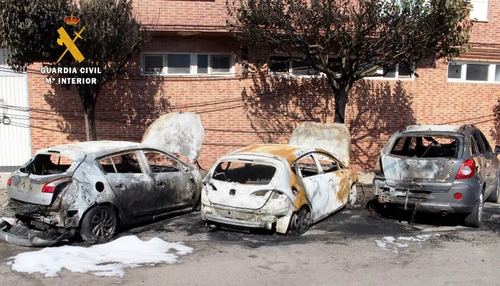 Vehículos incendiados.