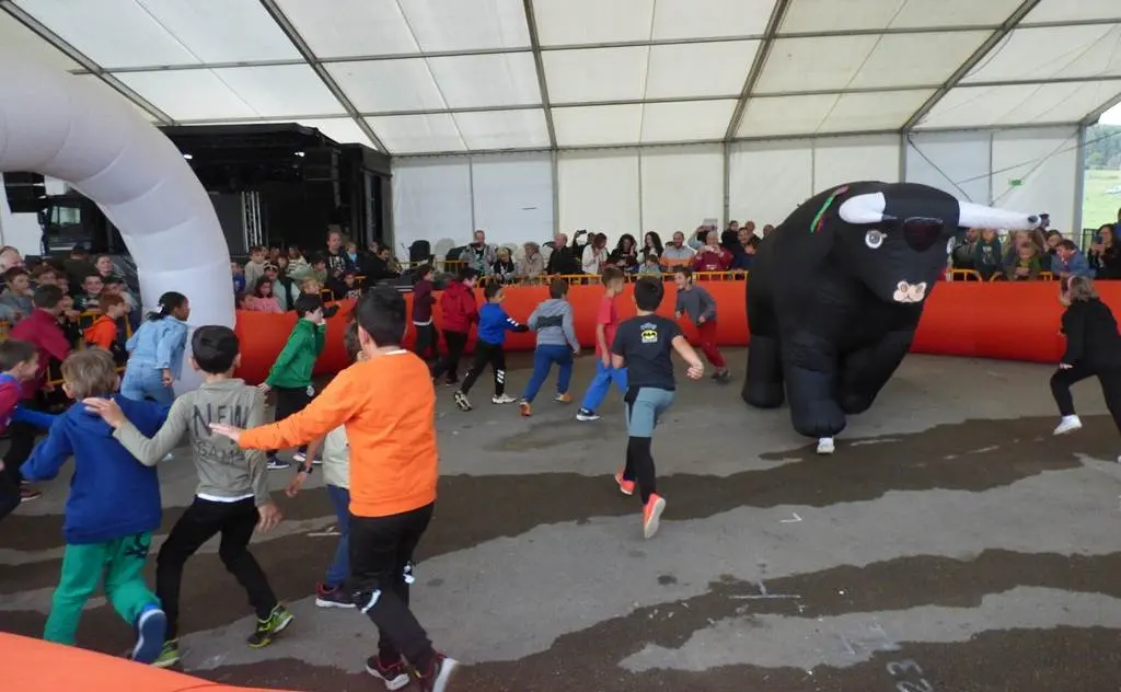 Encierro infantil en las fiestas de San Miguel de Meruelo. R.A.