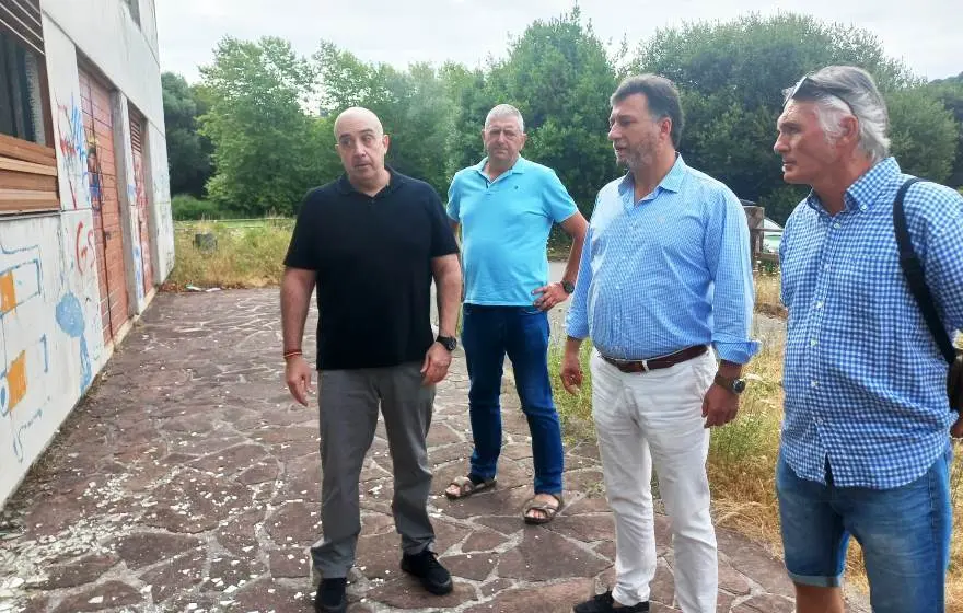 El diputado regional, Cristóbal Palacio, visita la zona del Asón.