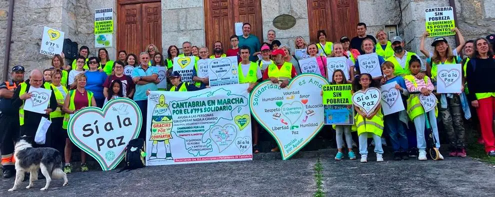 Participantes en la marcha por los Valles Pasiegos.