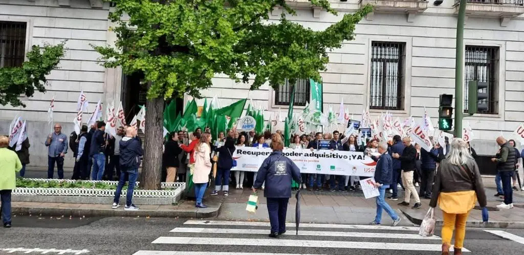 Representantes de los sindicatos concentrados frente a la Delegación del Gobierno.