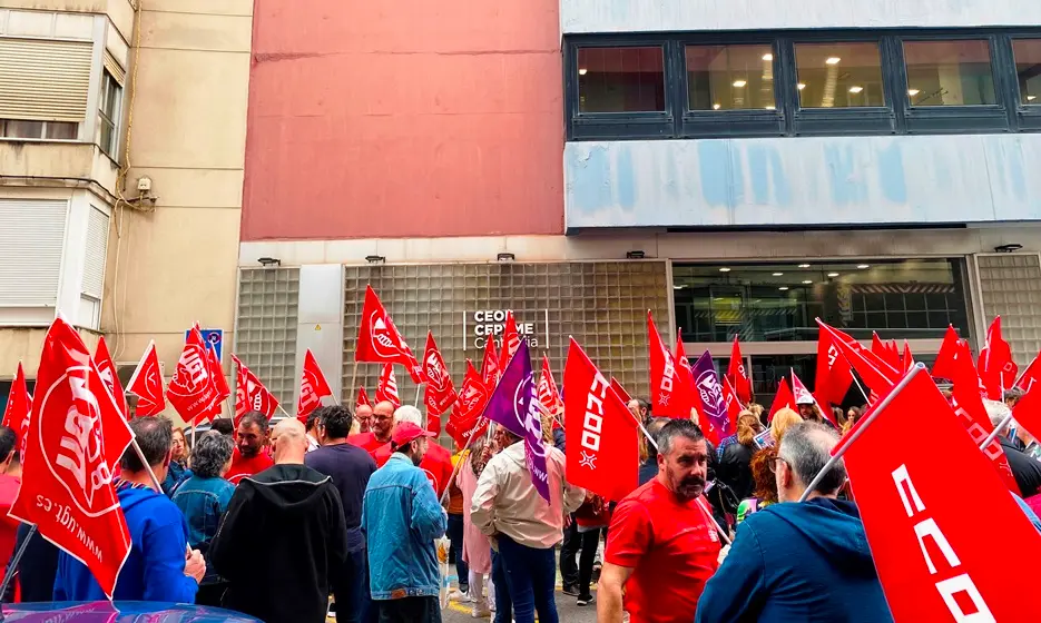 Concentración de representantes de CCOO y UGT frente a la sede de la CEOE.