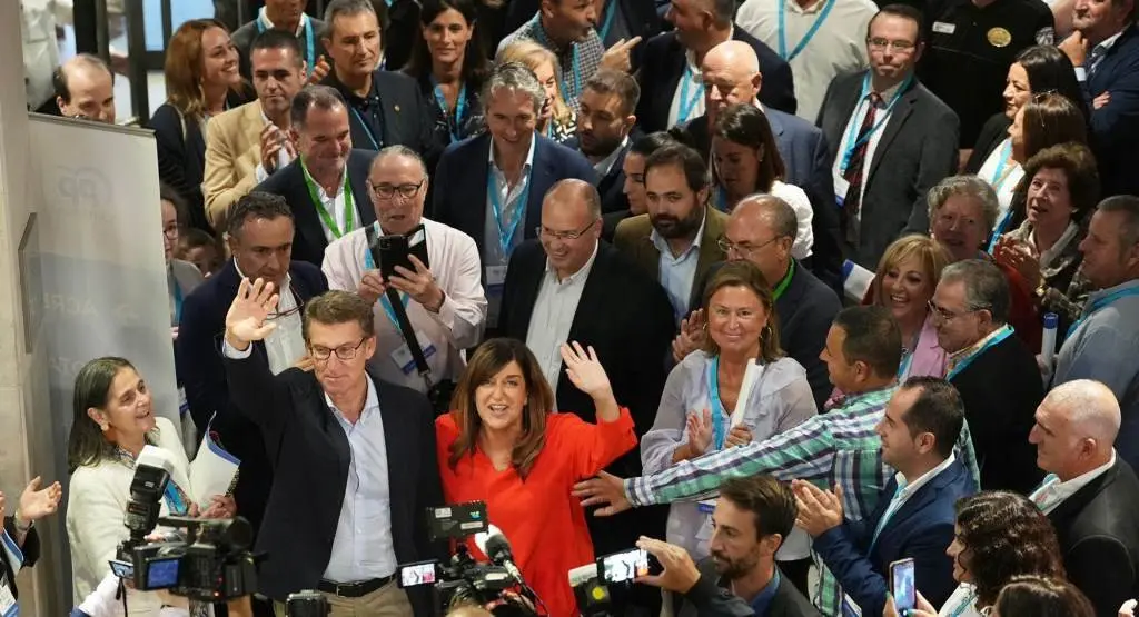 Feijóo y Buruaga durante el Congreso del PP cántabro.