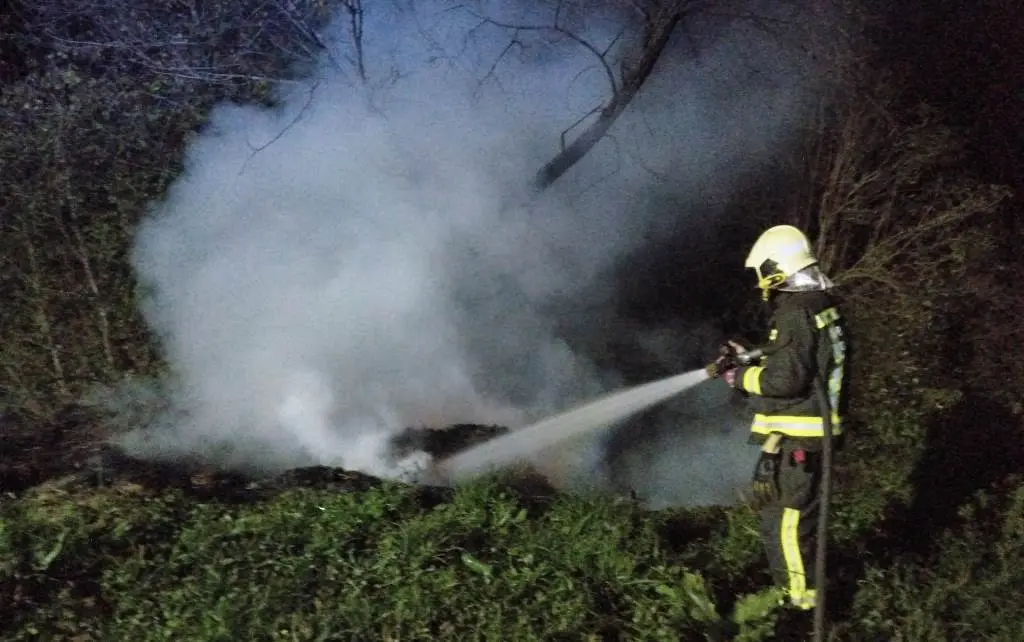 Los bomberos controlan el incendio.