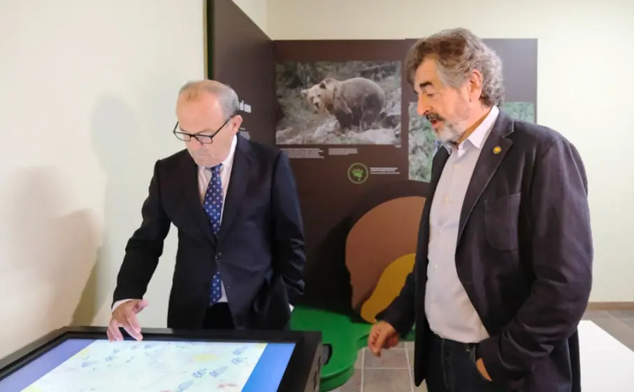 Las autoridades visitan las instalaciones de la Casa del Oso en el Parque de Cabárceno.