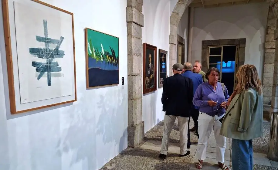 Un momento de la inauguración de la exposición de artistas cántabros en el Parlamento.