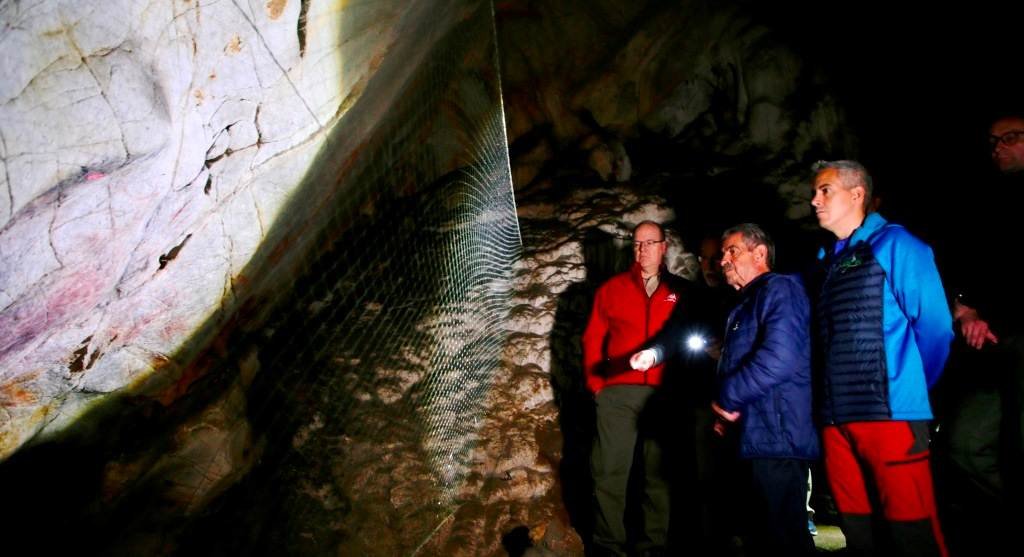 Las autoridades políticas y el príncipe visitaron la cueva de Monte del Castillo.