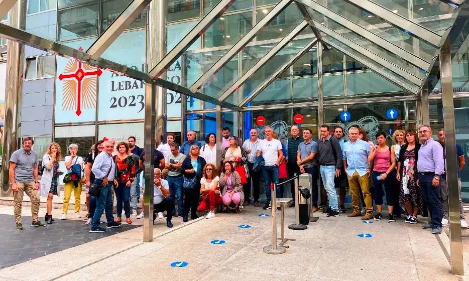 Concentración junto al Gobierno de Cantabria.