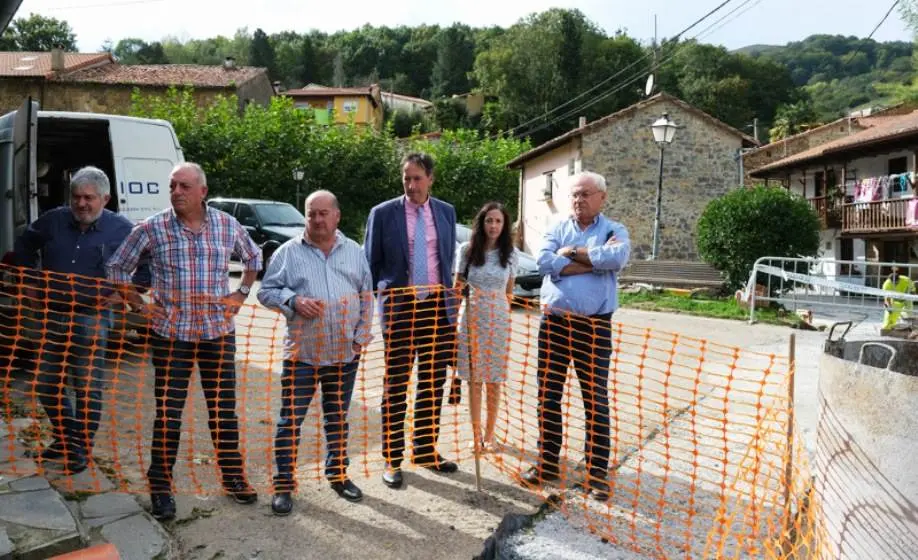 Las autoridades políticas visitaron las obras de saneamiento.