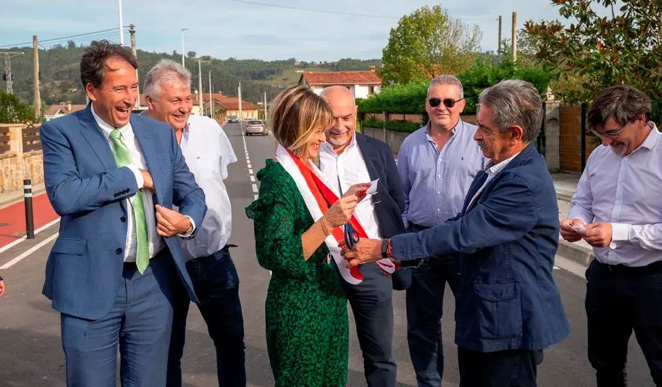 Un momento de la inauguración de la carretera con la presencia de los políticos.