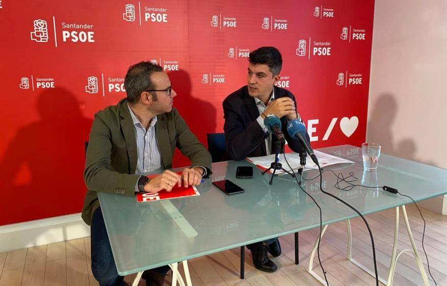 Daniel Fernández, a la derecha, y Néstor Serrano, del PSOE de Santander.
