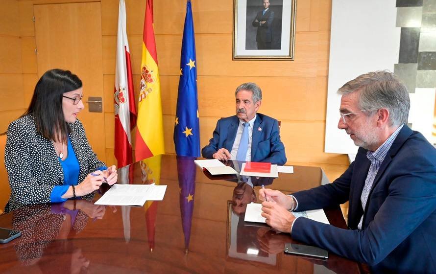 Reunión entre el presidente de Cantabria y la alcaldesa de Santander.
