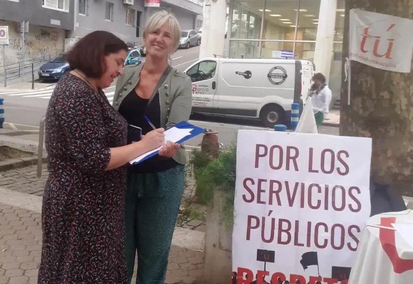 Representantes sindicales frente a la Consejería de Educación.