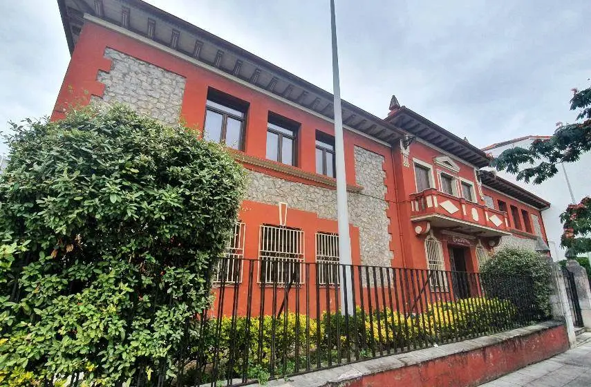 Edificio de la antigua se de la Cámara de Comercio en La LLama.