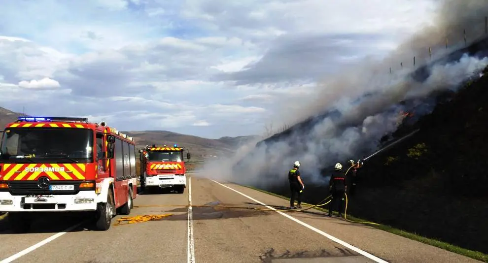 Bomberos en el momento de la extinción.