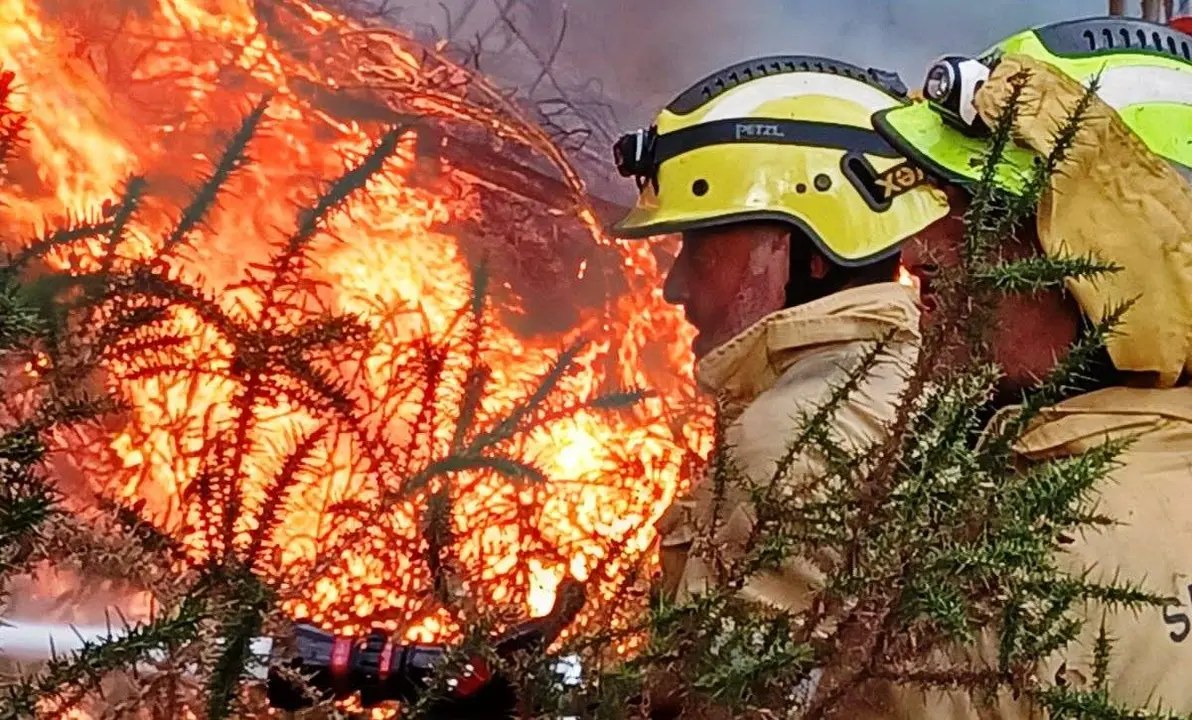 Un momento de la extinción de incendios por parte de los Bomberos.