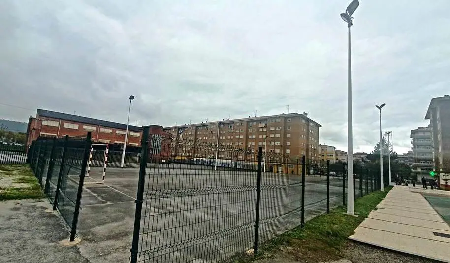 Pista que se cubrirá ubicada junto al centro educativo.